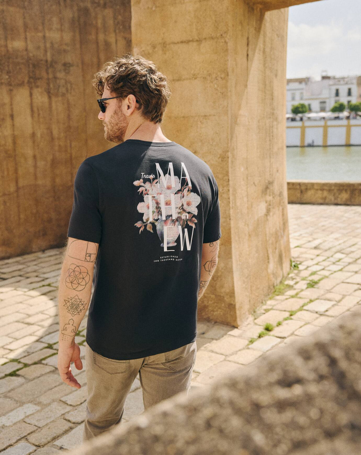 Art Scene Tee Black | Travis Mathew Exclusive