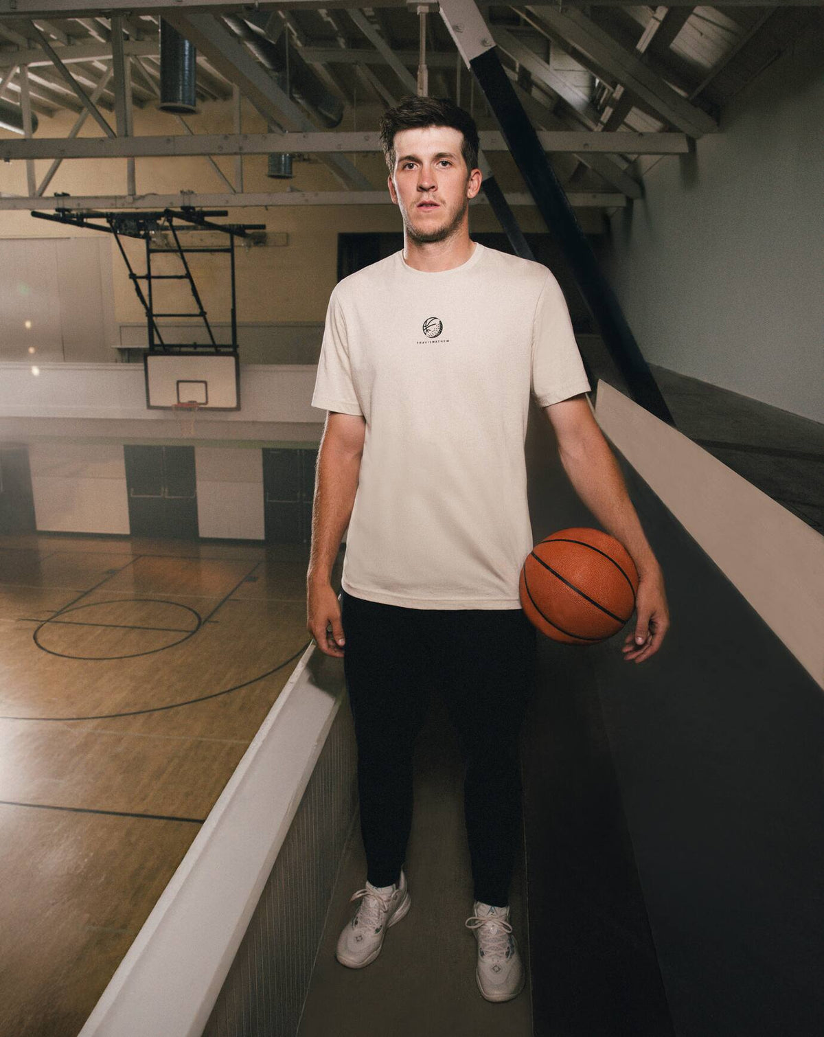 Shot Maker Tee Italian Sand | Travis Mathew Smart Buy